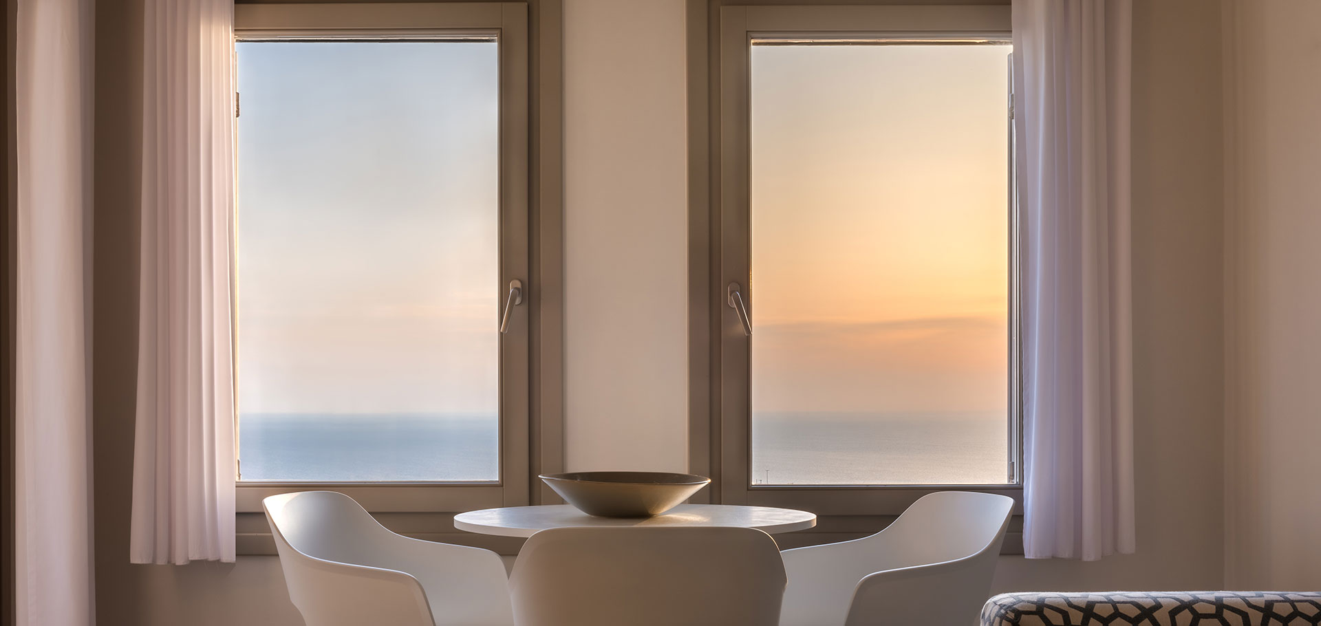 Το καθιστικό στο διαμέρισμα Deluxe με θέα στη θάλασσα