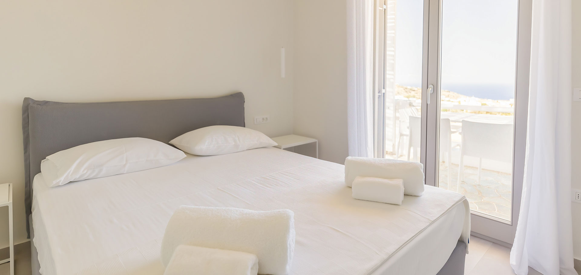 Υπνοδωμάτιο με διπλό κρεβάτι στο διαμέρισμα Deluxe